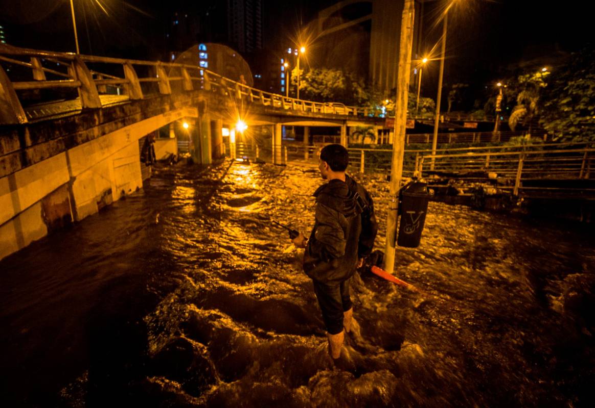  Inundaciones y daños en varios locales comerciales. Foto : Camilo Suárez Echeverry