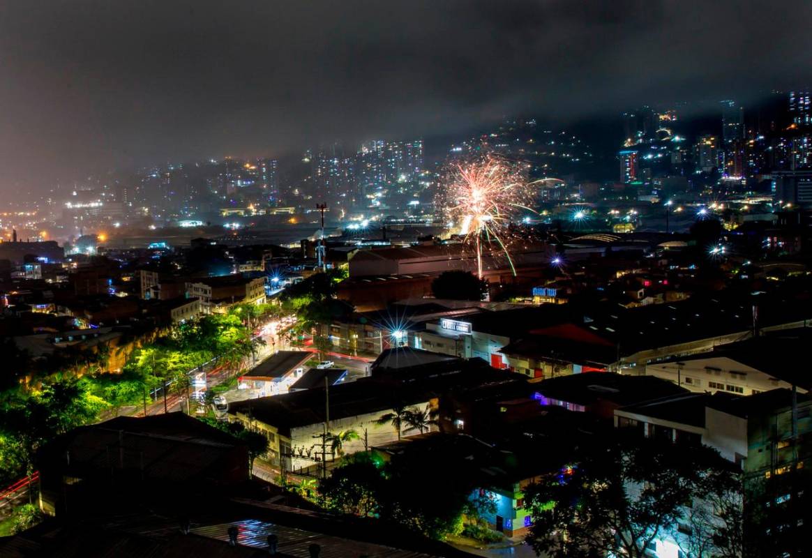 Pese a las campañas de prevención sobre el uso de estos explosivos, la comunidad los utilizó para darle la bienvenida a diciembre. FOTO JUAN ANTONIO SÁNCHEZ
