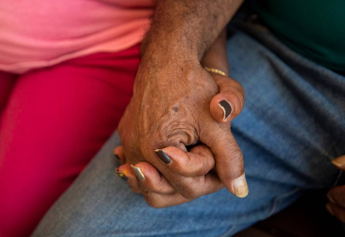 Se conocieron hace dos años. Berta, nacida en Amalfi, nunca tuvo esposo ni hijos y se pasó la vida trabajando en casas de familia, por lo que no sacó tiempo para el amor. Foto: Camilo Suárez.