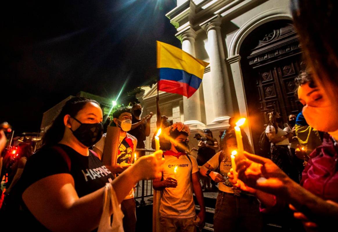 La marcha que salió desde Ciudad del Río, en Medellín, ya llegó al parque de Envigado, donde múltiples ciudadanos encienden velas y cantan arengas en compañía de varios músicos que también participan de la jornada. Foto Camilo Suárez