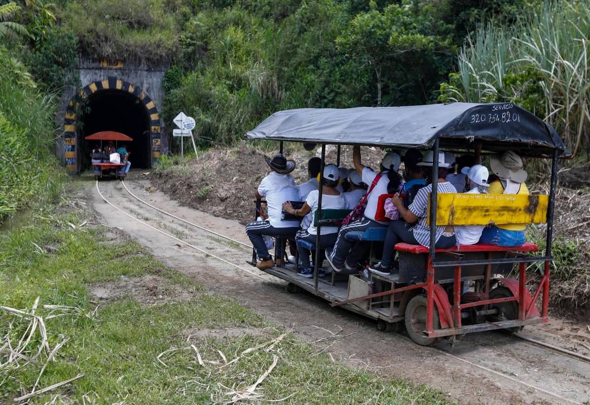Unos vehículos adaptados con motos para aprovechar las abandonadas vías férreas y usarlas para mover carga y personas. Foto: Manuel Saldarriaga Quintero.