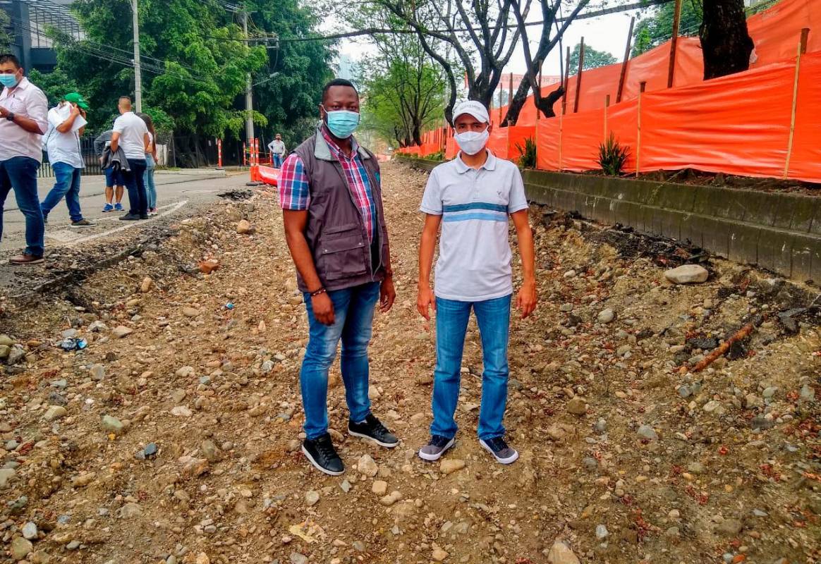 “Aún quedan alrededor de 7 árboles por hacer aprovechamiento forestal”, dijo Braulio Espinosa durante la rueda de prensa de este sábado a la que también asistió Samir Alonso Murillo, gerente (e) de Metroplús. FOTO: JAIME PÉREZ .