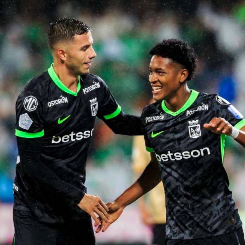 Matías Lozano celebra con Simón García su primer gol como profesional con Atlético Nacional en la Liga Betplay. FOTO CAMILO SUÁREZ 