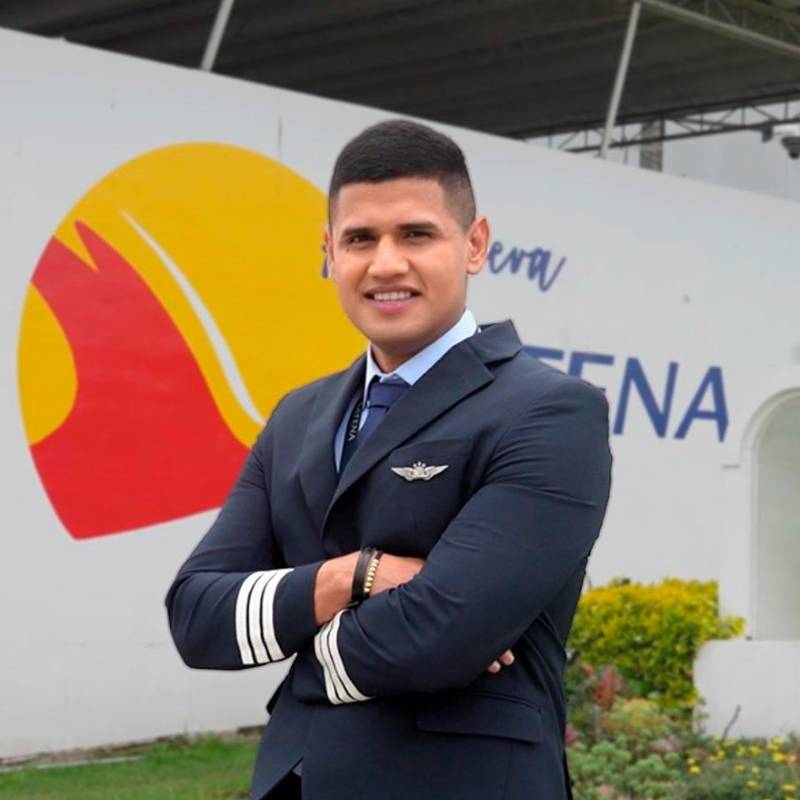 Ricardo Cáceres logró convertir su sueño de volar en una realidad dentro de la aerolínea Satena. FOTO cortesía Satena