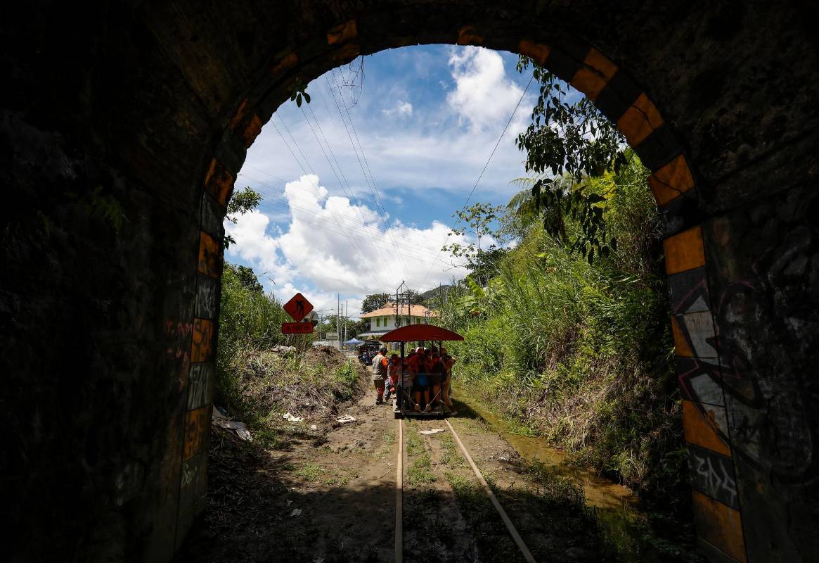 Entre las estaciones Santiago y Cisneros del antiguo Ferrocarril de Antioquía pasan los motorodillos. Foto: Manuel Saldarriaga Quintero