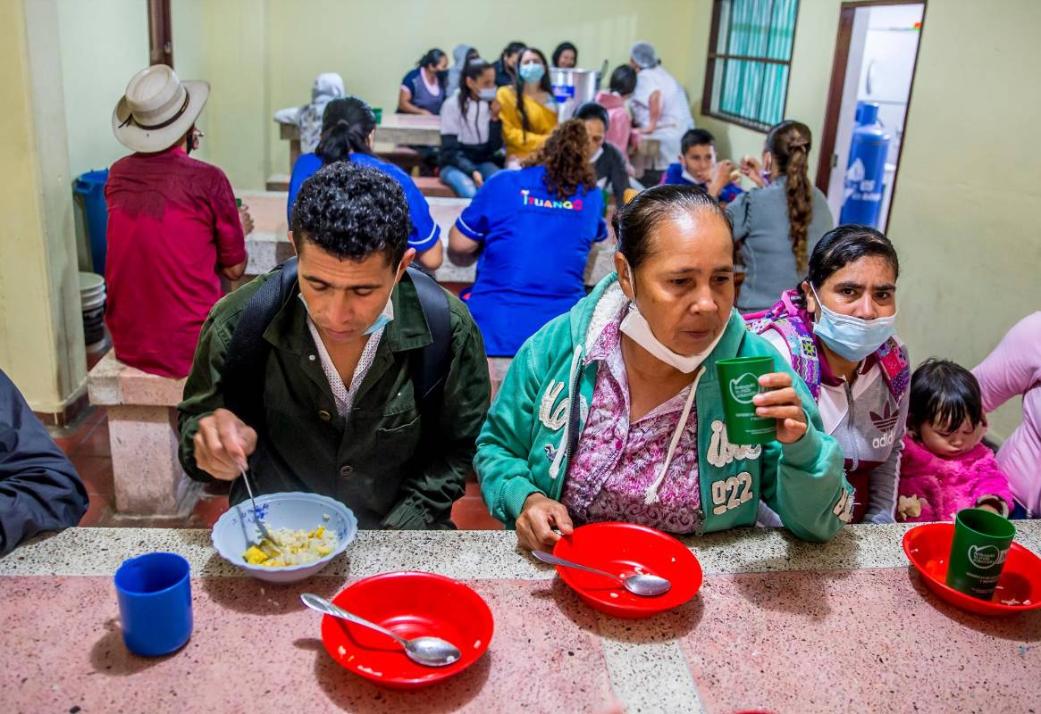 La comida, aunque poca, no ha faltado. Pero los campesinos están preocupados porque dejaron en las veredas los animalitos que se están muriendo de hambre. Foto Juan Antonio Sánchez Ocampo