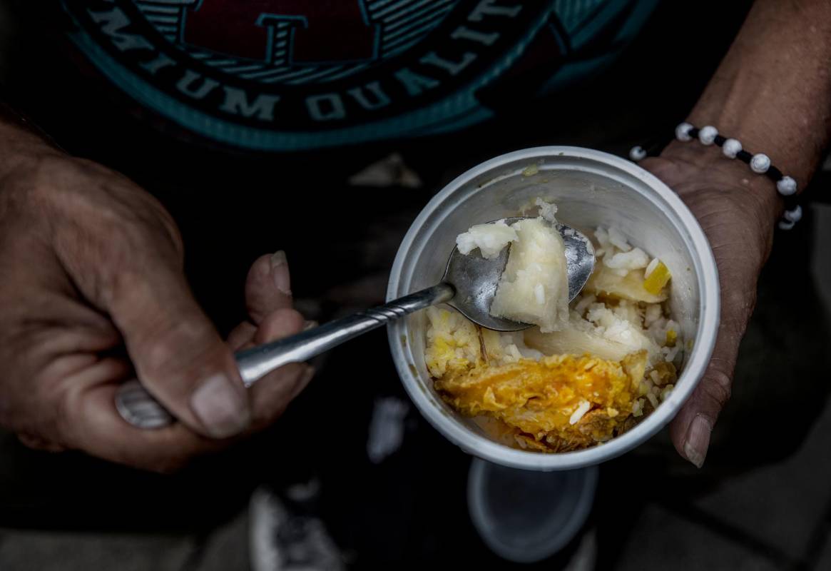 El sabor casero es otro de los motivos por lo que la mayoría de trabajadores prefieren la coca preparada en casa. Foto: Camilo Suárez Echeverry