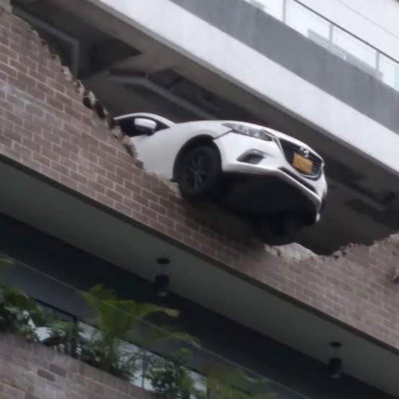 Así quedó el carro en un parqueadero de Envigado, a punto de caer al vacío. Imagen tomada de redes sociales.