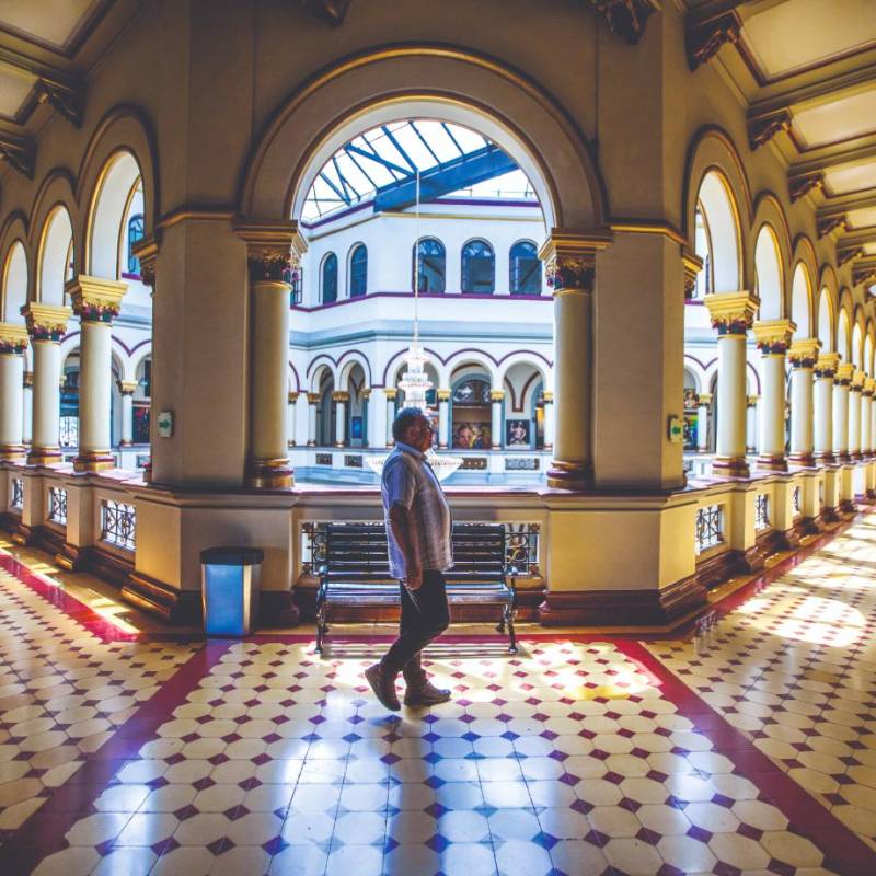 Los largos pasillos del histórico y tradicional Palacio Nacional en el centro de Medellín, que está próximo a cumplir un siglo. FOTO Julio César Herrera.