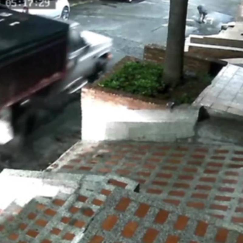 Imagen previa al atropellamiento que le arrebató la vida a una adulta mayor y a su mascota. FOTO: Cortesías Denuncias Antioquia