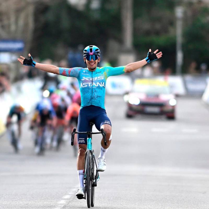 Harold Tejada y una imagen para el recuerdo tras ganar en la París-Niza. FOTO GETTY