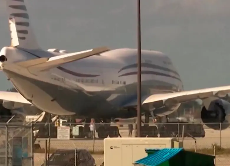 Esta es la aeronave ofrecida por Catar, la cual ya está estacionada en un aeropuerto de Florida, Estados Unidos. IMAGEN TOMADA DE VIDEO.