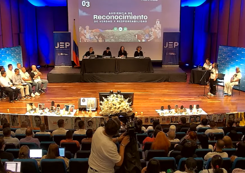 La audiencia fue convocada desde las 7:00 a. m. en el Auditorio Fundadores de la Universidad EAFIT. FOTO: JEP