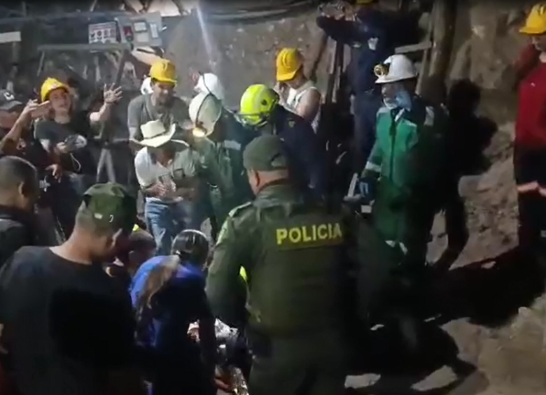 Momento en el que sacan en camilla al minero sobreviviente Daniel León, quien posteriormente fue trasladado al Hospital La Misericordia de Angelópolis, suroeste antioqueño. FOTO Cortesía