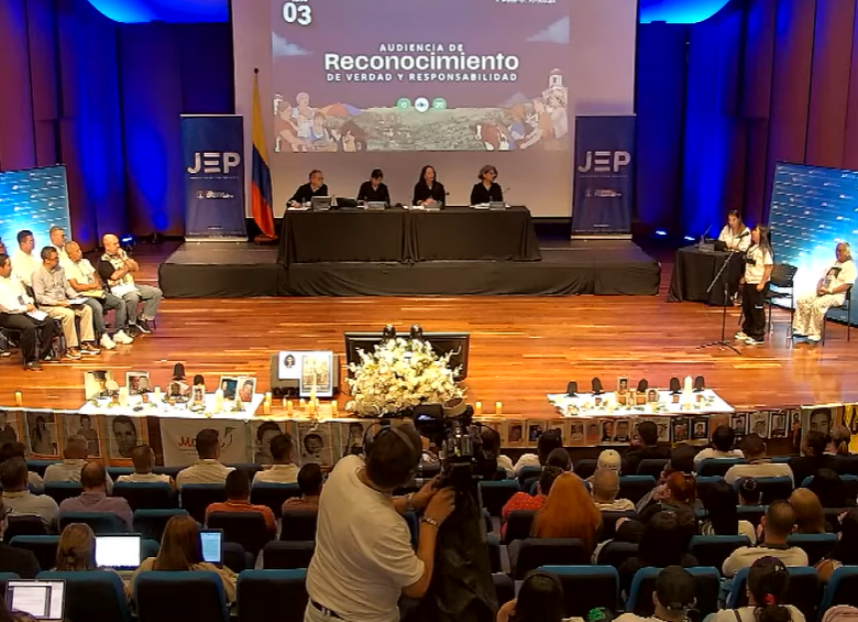 La audiencia fue convocada desde las 7:00 a. m. en el Auditorio Fundadores de la Universidad EAFIT. FOTO: JEP