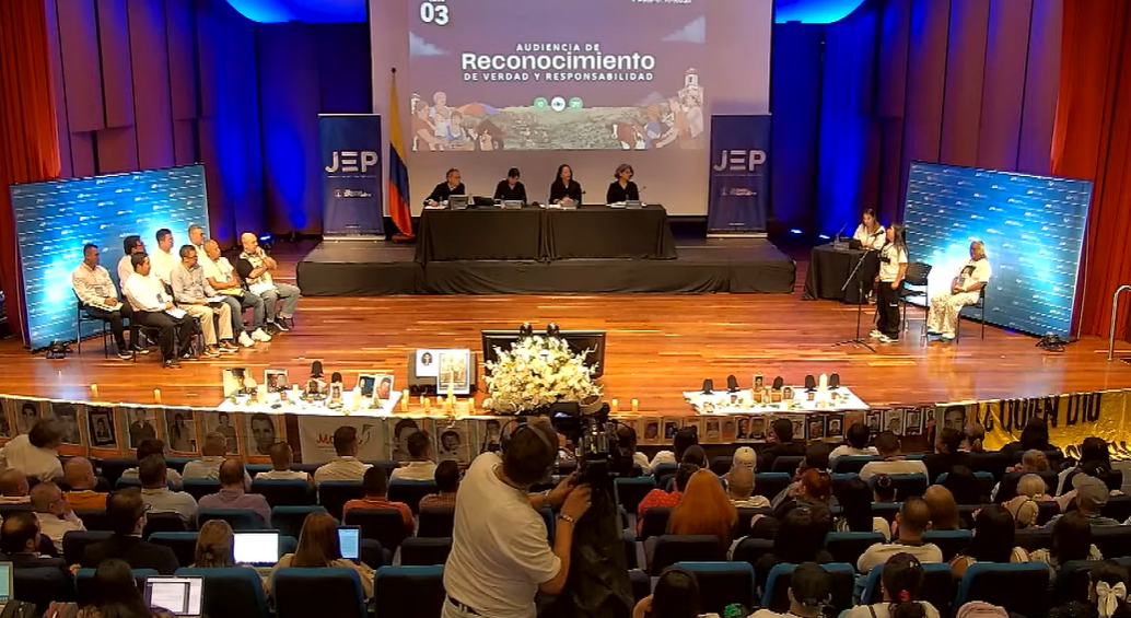 La audiencia fue convocada desde las 7:00 a. m. en el Auditorio Fundadores de la Universidad EAFIT. FOTO: JEP