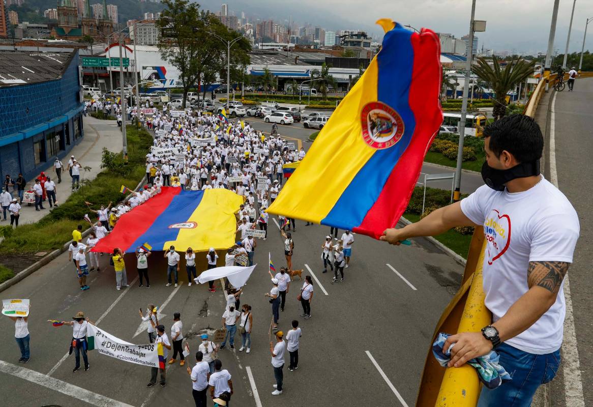 Una iniciativa ciudadana, conocida como “Colombia te llevo en el corazón”, convocó este domingo a una marcha pacífica en Medellín. Foto: Manuel Saldarriaga Quintero.