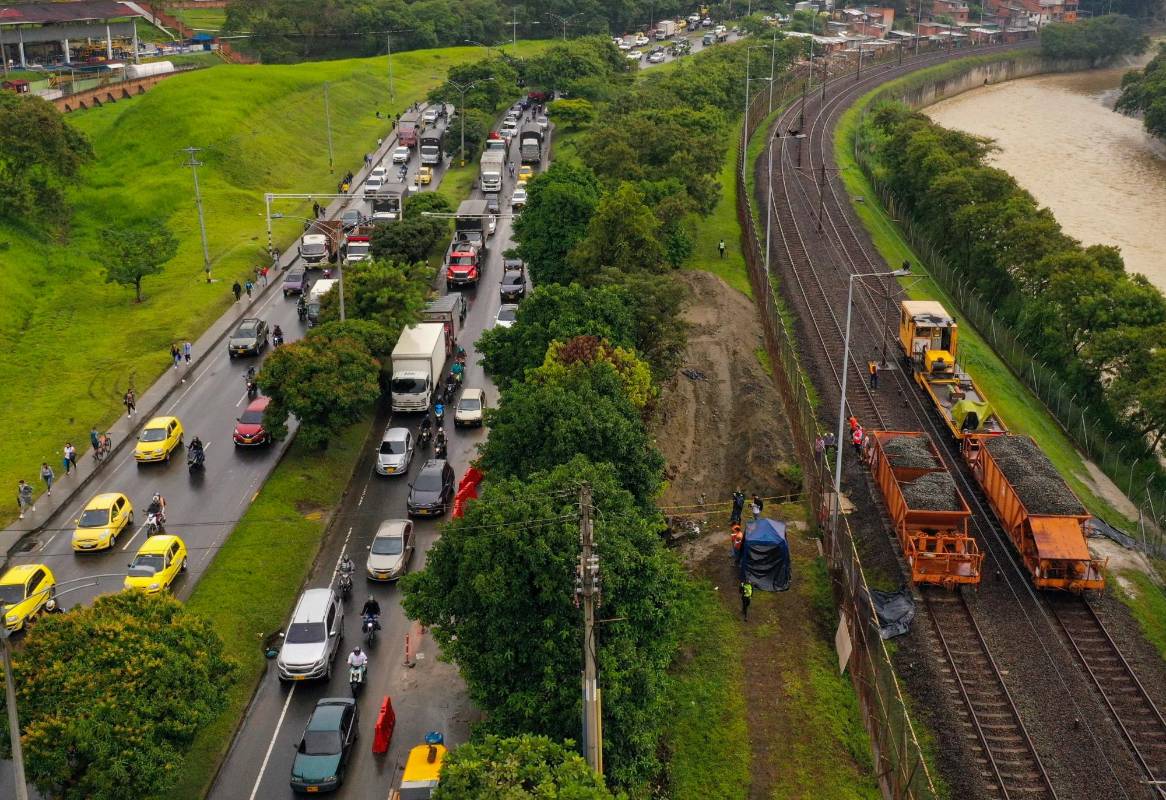 Este es el panorama que se vive en el norte de la ciudad este 21 de junio, a cinco días de la socavación que provocó el cierre del sistema metro. Foto: MANUEL SALDARRIAGA QUINTERO.