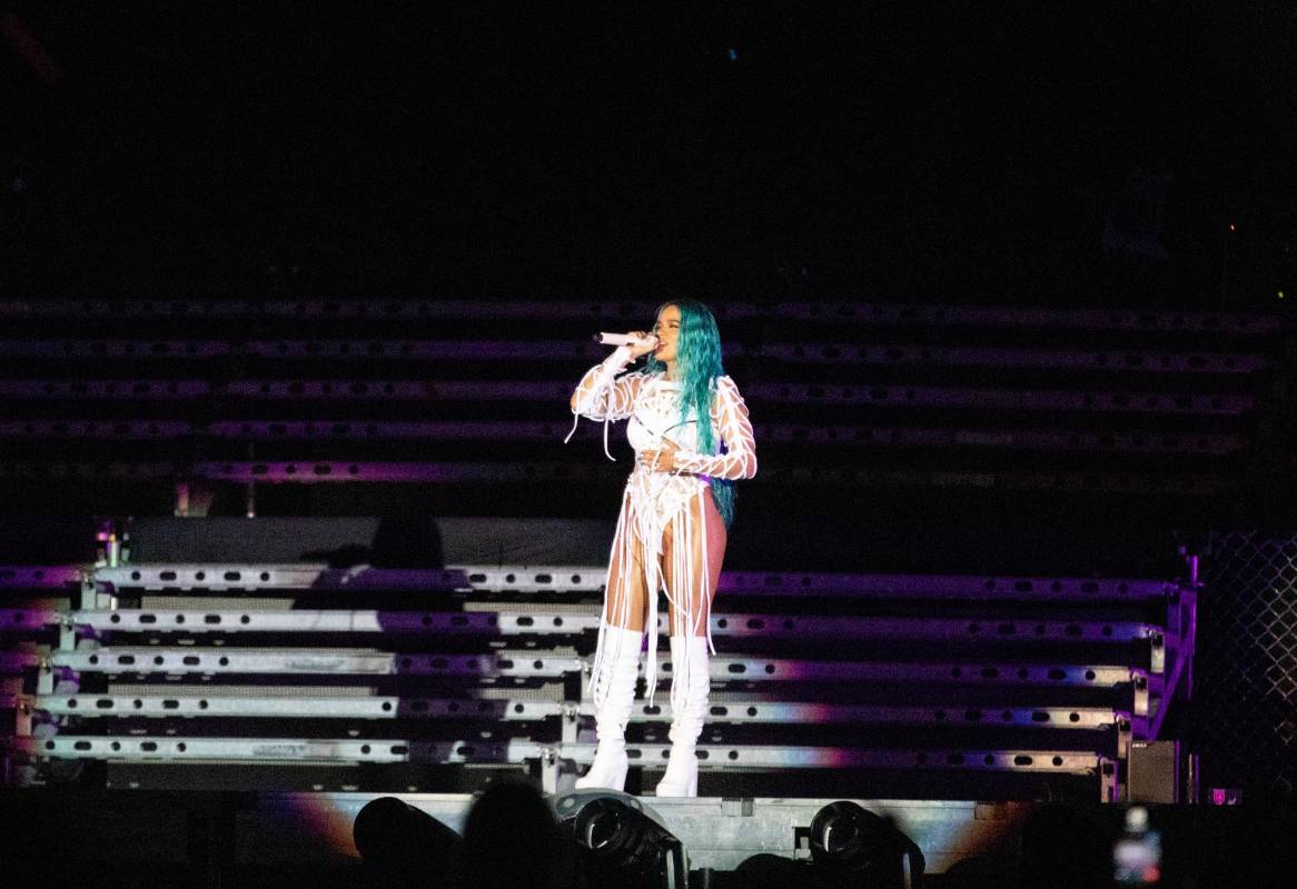  Karol G se mostró feliz durante todo el concierto, nunca dejo de sonreír y de expresar su amor al público y la ciudad. Foto Camilo Suárez