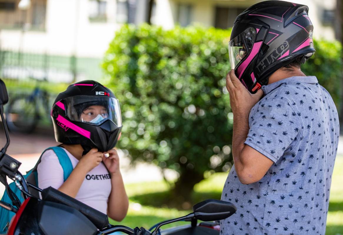 La cabeza del motociclista debe estar totalmente inmersa en el casco y además este debe estar bien abrochado. Foto: Manuel Saldarriaga.