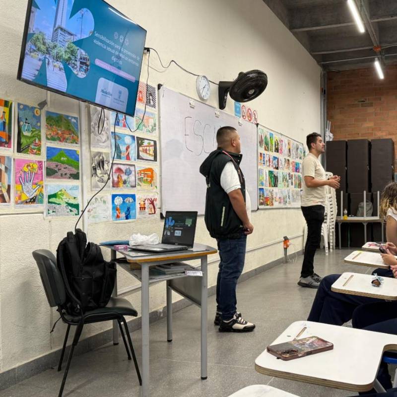 Como parte de esa estrategia, la Alcaldía de Medellín adelanta una campaña de sensibilización dirigida a estudiantes de los grados noveno, décimo y undécimo. FOTO Alcaldía de Medellín. 