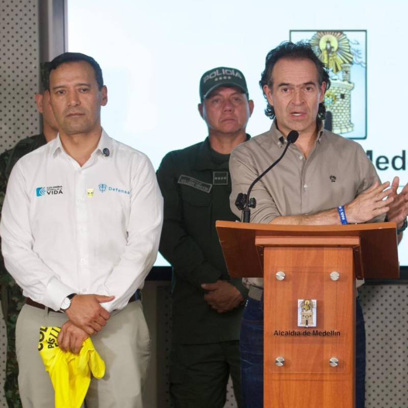 El alcalde de Medellín, Federico Gutiérrez, en compañía del ministro de Defensa, Pedro Sánchez, y el secretario de Seguridad de Antioquia, Luis Martínez, tras la reunión que se llevó a cabo en la capital antioqueña. FOTO: Cortesía Alcaldía de Medellín. 