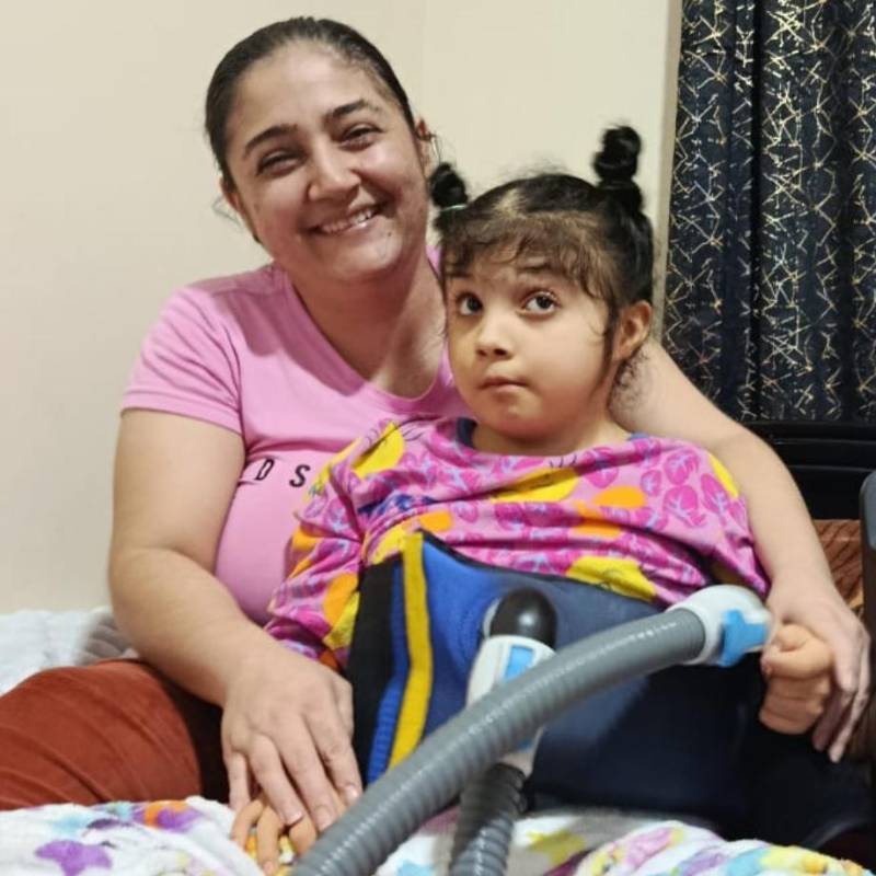 Samara y su madre Kelly, felices con el nuevo chaleco percutor. FOTO Cortesía.