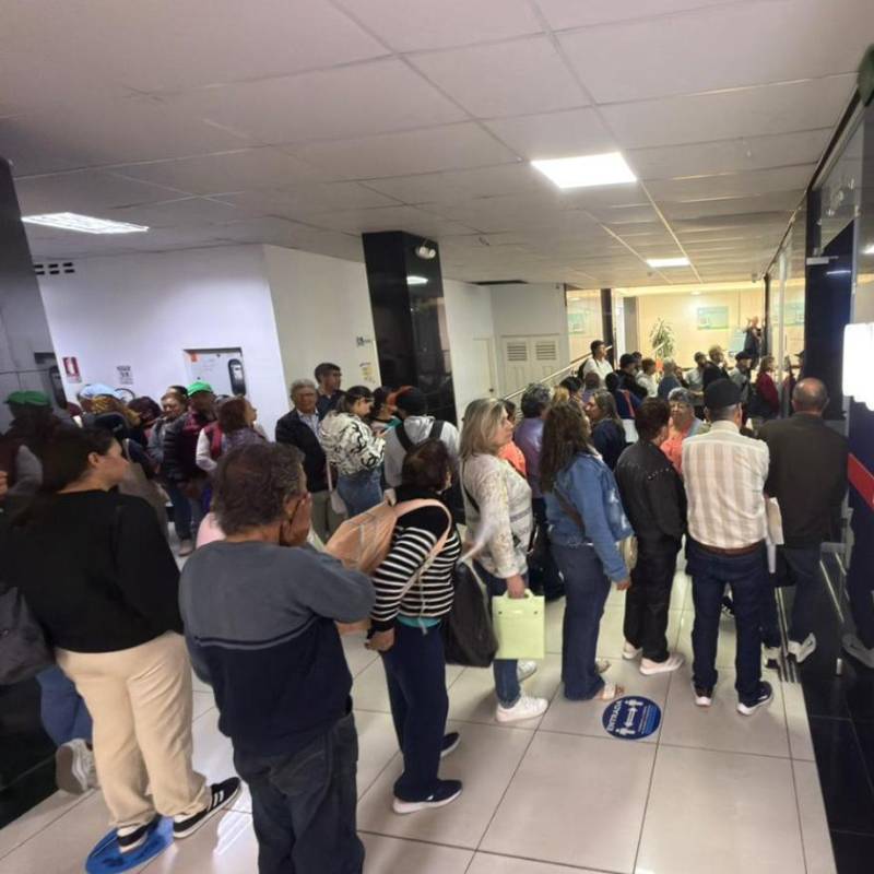 Así lucían las filas de más de 100 usuarios a la espera de una respuesta por sus medicamentos. FOTO: Alcaldía de Rionegro