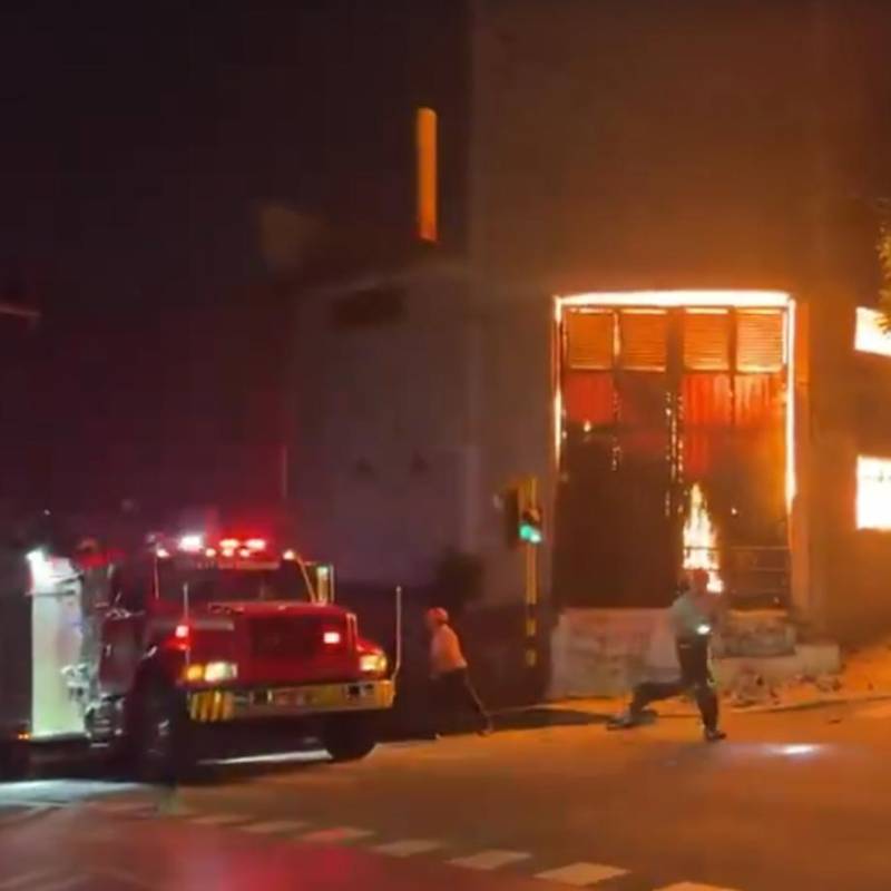 Así luce el incendio a esta hora en Itagüí. FOTO Denuncias Antioquia. 