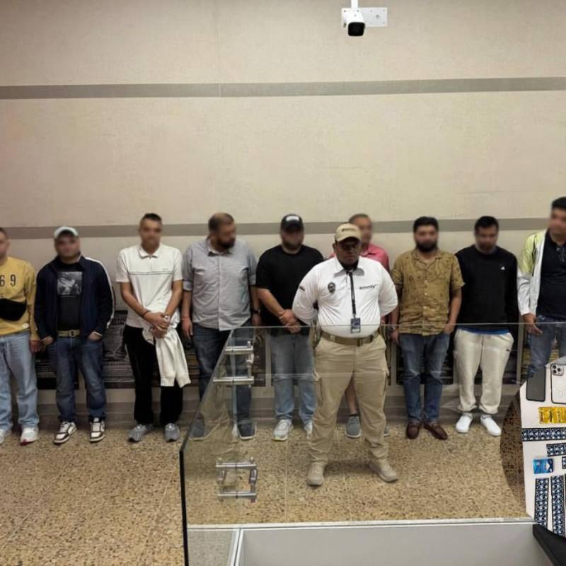 En la imagen principal, todos los inadmitidos en el José María Córdova; en la parte inferior derecho, algunos de los elementos incautados. FOTOS Migración Colombia.