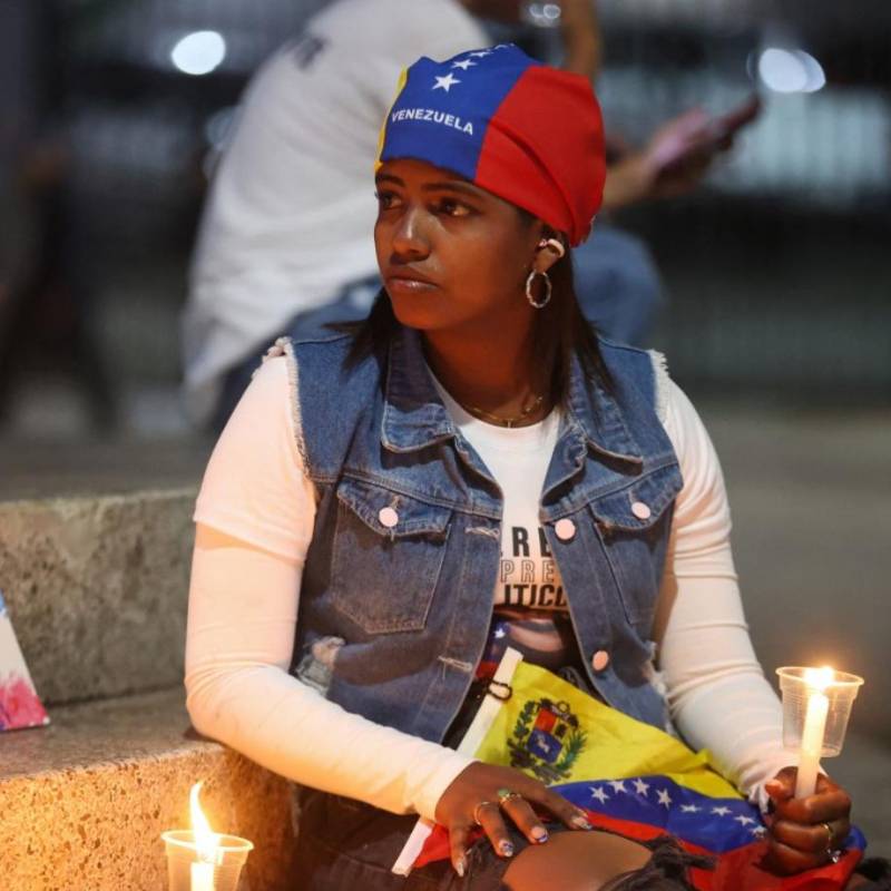 Una de las familiares de un preso político en Venezuela, a la espera de su libertad. FOTO Cortesía AFP.