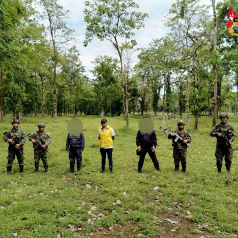 Personal de la Fiscalía y el Ejército en uno de los 19 bienes a los que se les hizo extinción de dominio. FOTO Fiscalía. 