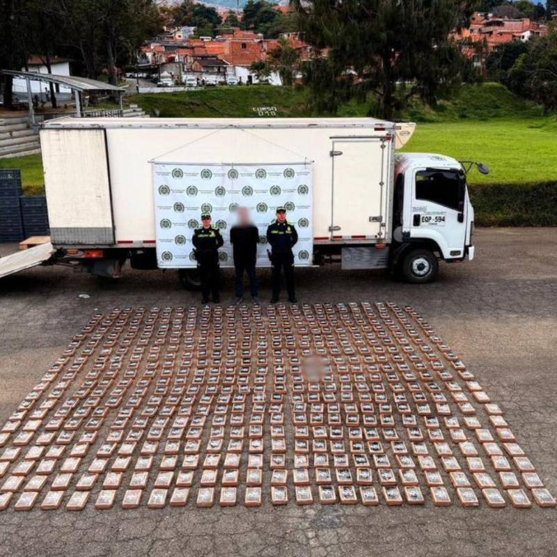 Las más de 300 panelas que venían en el fondo de un camión y traían 587 kilogramos de clorhidrato de cocaína. FOTO Policía Metropolitana. 
