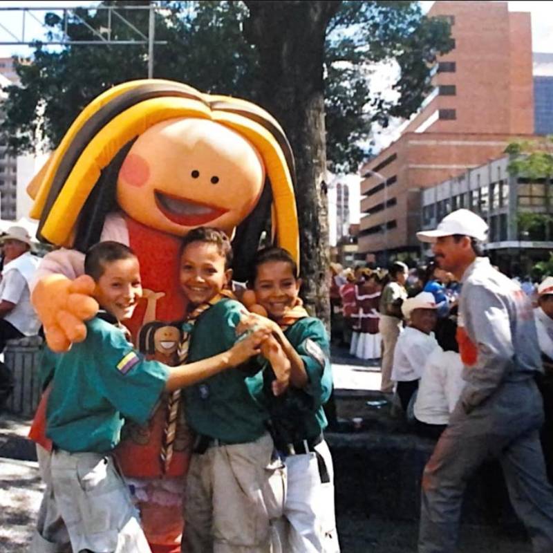 Linda Calle, personaje de Emvarias, en medio de una de sus actividades en la ciudad de Medellín. FOTO Emvarias. 
