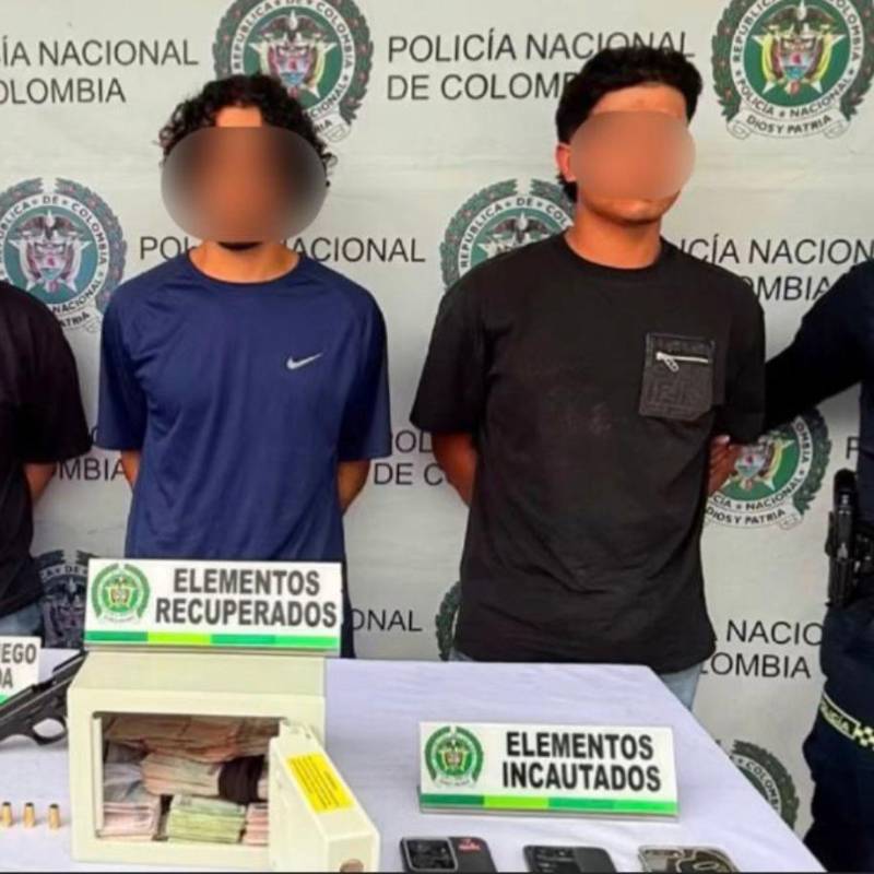 Además del dinero, en el procedimiento fue incautada un arma de fuego, proveedores y algunos celulares. FOTO Alcaldía de Rionegro. 