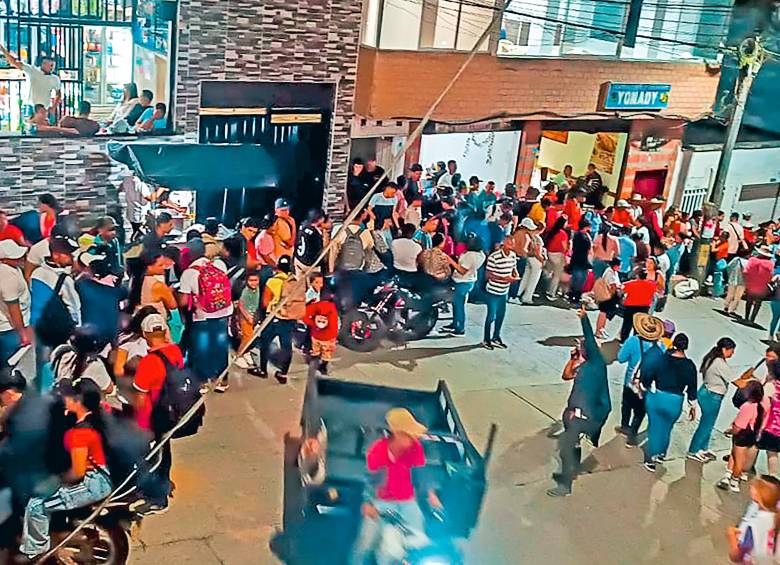 Las más de 2.000 personas están concentradas en el parque principal, a la espera de una solución para su retorno. FOTO CORTESÍA