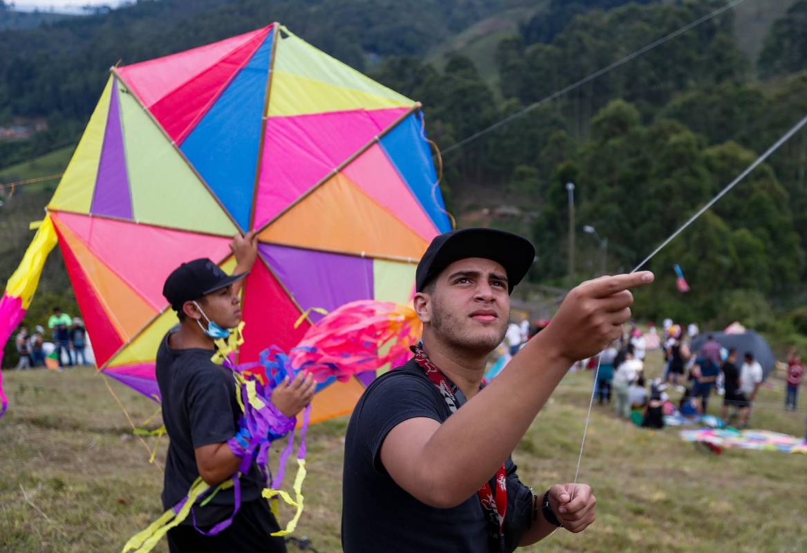 Fue un rato de diversión para los asistentes que aparte de elevar sus cometas, también disfrutaron de un sancocho en familia y amigos. Foto: Manuel Saldarriaga Quintero.