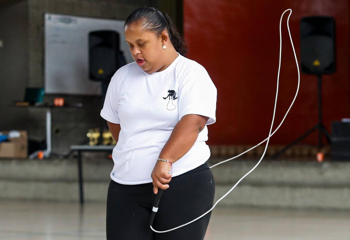 Yakeline Muñoz Escudero, paisa de 25 años, residente del barrio Popular y deportista con Síndrome de Down representó al equipo Adrenalina del Inder de Medellín. Foto: MANUEL SALDARRIAGA QUINTERO.