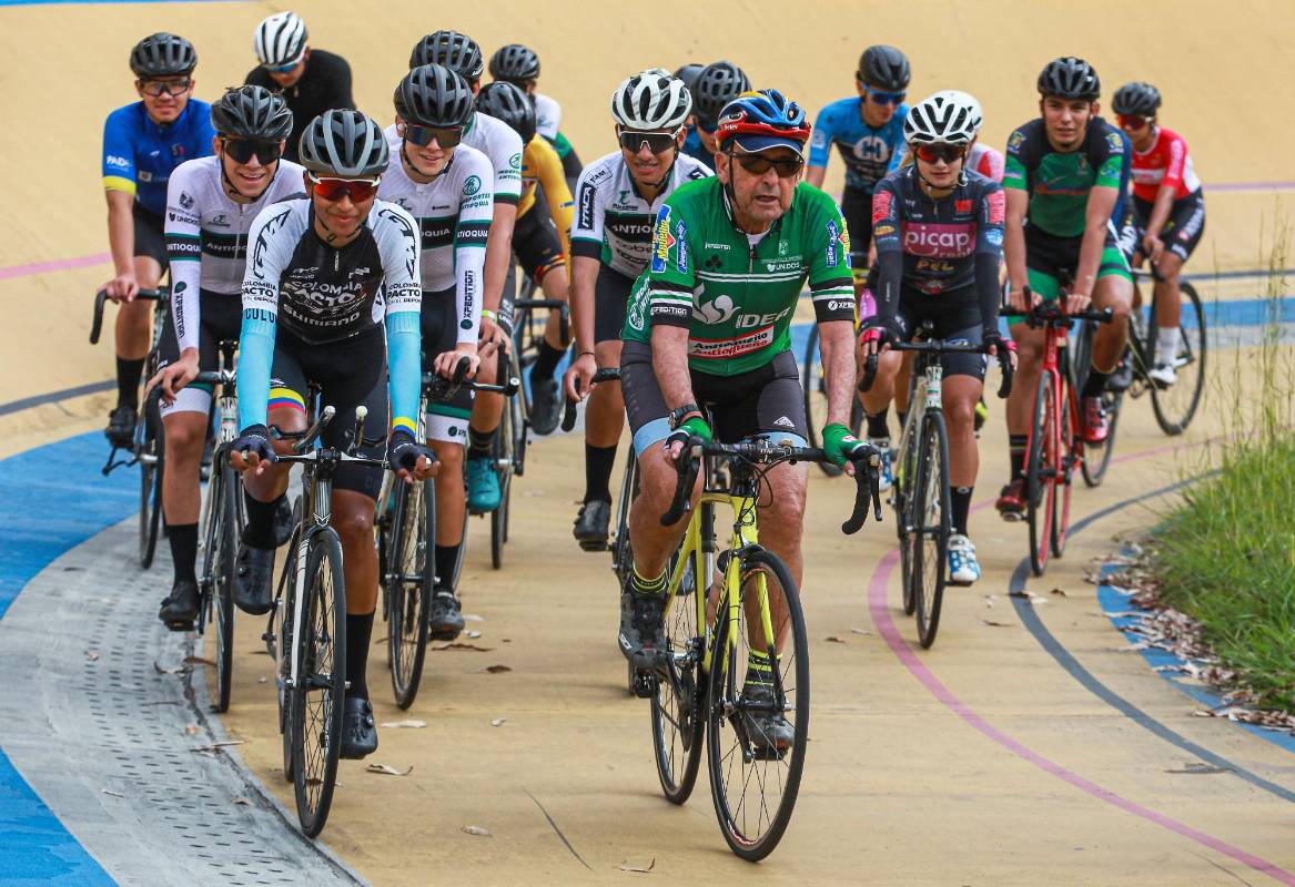 Comenta de forma jocosa “Los ciclistas que llegan al velódromo deberían traer también aletas y snórquel para nadar. Podrían hasta inscribirse en clases de natación”. Foto: MANUEL SALDARRIAGA QUINTERO.