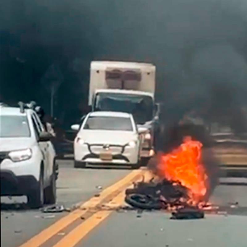 En llamas terminó una moto luego del choque con otra motocicleta de alto cilindraje en la vía Las Palmas el domingo pasado. FOTO CORTESÍA Y MANUEL SALDARRIAGA