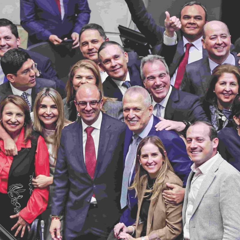 Una vez elegido Carlos Camargo (centro de la foto) se tomaron fotos para el recuerdo con varios senadores entre ellos Jota Pé Hernández y Efraín Cepeda. FOTO Colprensa