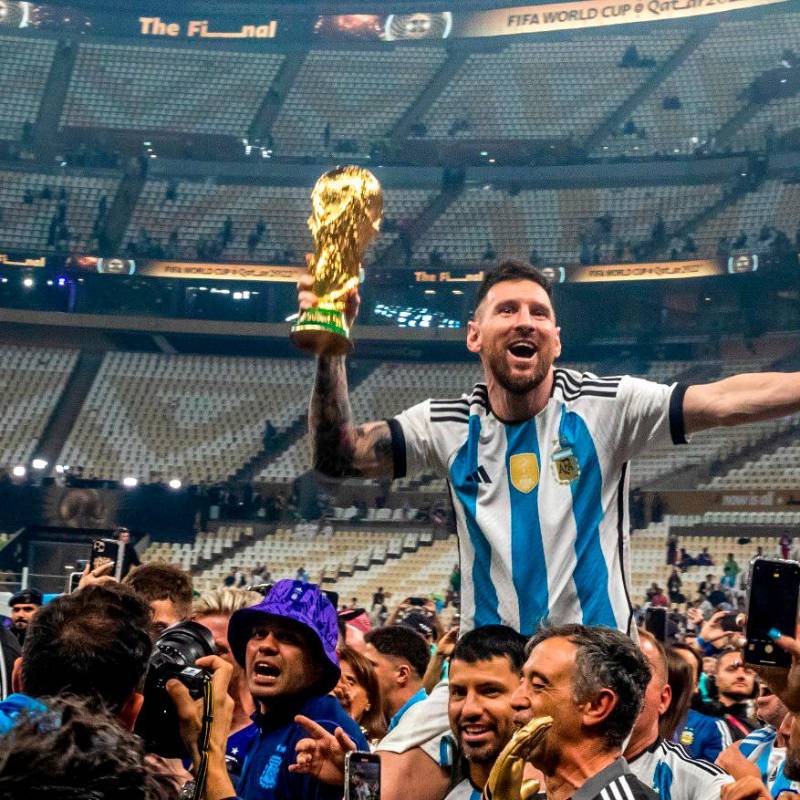 El futbolista argentino Lionel Andrés Messi levantó el trofeo de campeón del Mundial de Qatar en 2022. Foto: Juan Antonio Sánchez