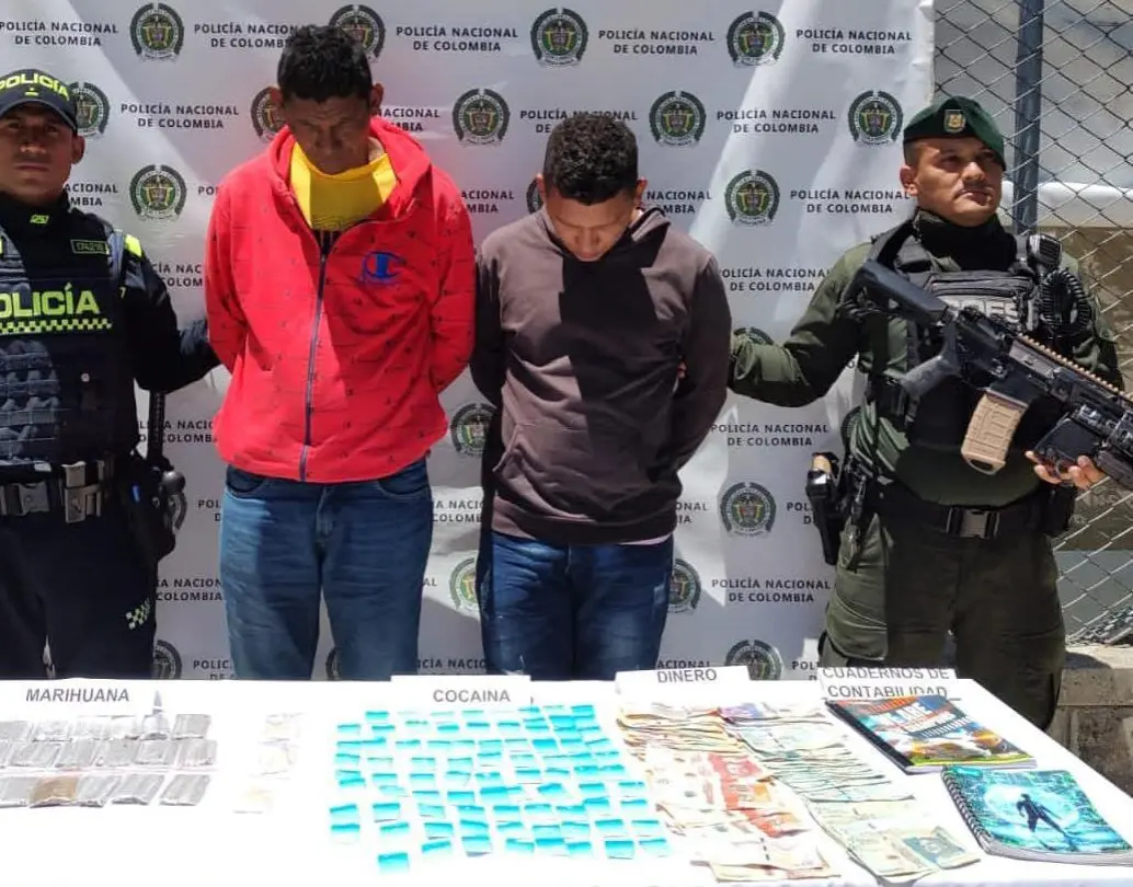 Padre e hijo capturados en El Santuario por tráfico de estupefacientes. FOTO: CORTESÍA POLICÍA