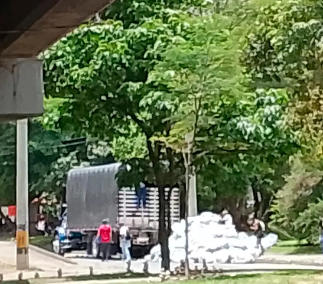 Los costales con desechos industriales fueron dejados en cercanías de la estación de Industriales. FOTO: EMVARIAS