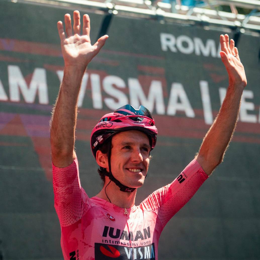 Simon Yates conquistó su segunda carrera de tres semanas al vencer en el Giro-2025. Antes se impuso en la Vuelta a España-2018. FOTO X-VISMA