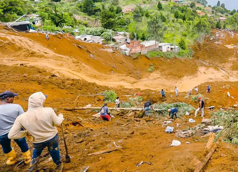 Miles de metros cúbicos de tierra se vinieron sobre, aproximadamente, 50 viviendas. Los vecinos del sector, pese a los llamados de alerta, se quedaron en el sitio para buscar a sus vecinos desaparecidos en esta emergencia. FOTO Esneyder Gutiérrez