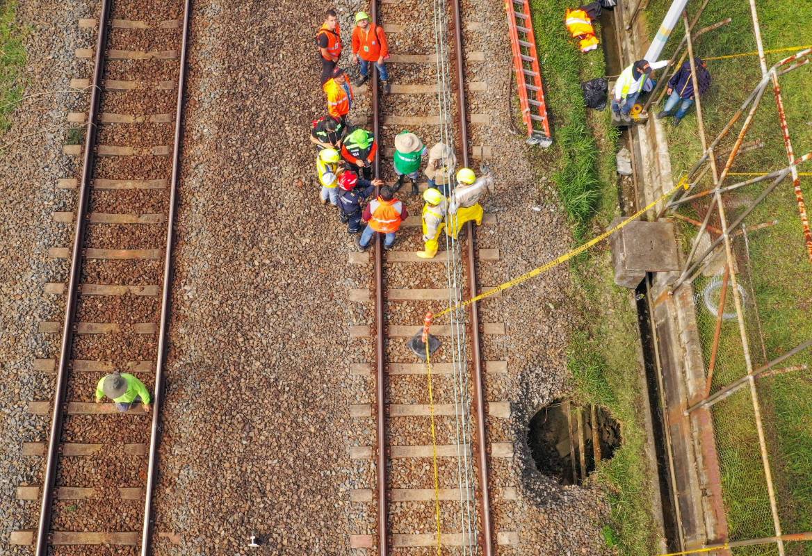 La quebrada La Candela generó una socavación al lado de la vía férrea del metro, entre las estaciones Tricentenario y Caribe. Foto: MANUEL SALDARRIAGA QUINTERO.