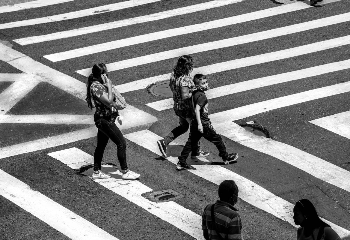 Las líneas blancas sobre el gris asfalto de la ciudad forman figuras geométricas de impacto visual. Foto : Camilo Suárez
