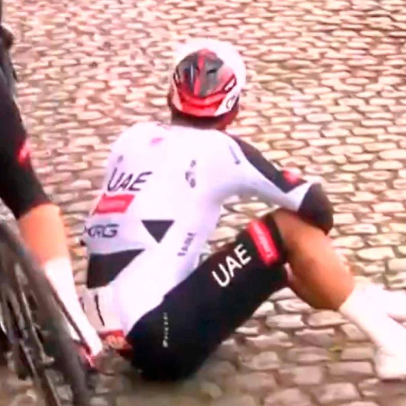 Este es el momento en el que el ciclista colombiano Juan Sebastián Molano trata de pararse tras el accidente que lo sacó de la Vuelta a Brujas. FOTO: Captura de video