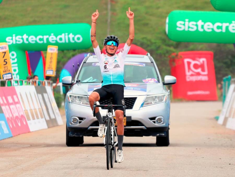 Yonatan Castro, de Fundecom, fue una de las figuras de la tercera etapa de la Vuelta de la Juventud. FOTO FEDECICLISMO